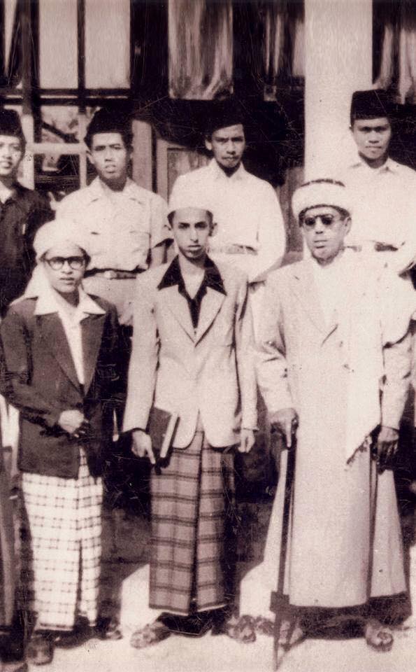 Habib Saggaf muda bersama Habib Idrus (Guru Tua)